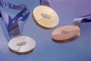 Las medallas de los Juegos Olímpicos de invierno 2026 representan mucho más que un trofeo. Encarnan el esfuerzo de los atletas, el valor colectivo del trabajo en equipo, y se erigen como un símbolo del compromiso de Italia con la sostentabilidad, el diseño y la excelencia.