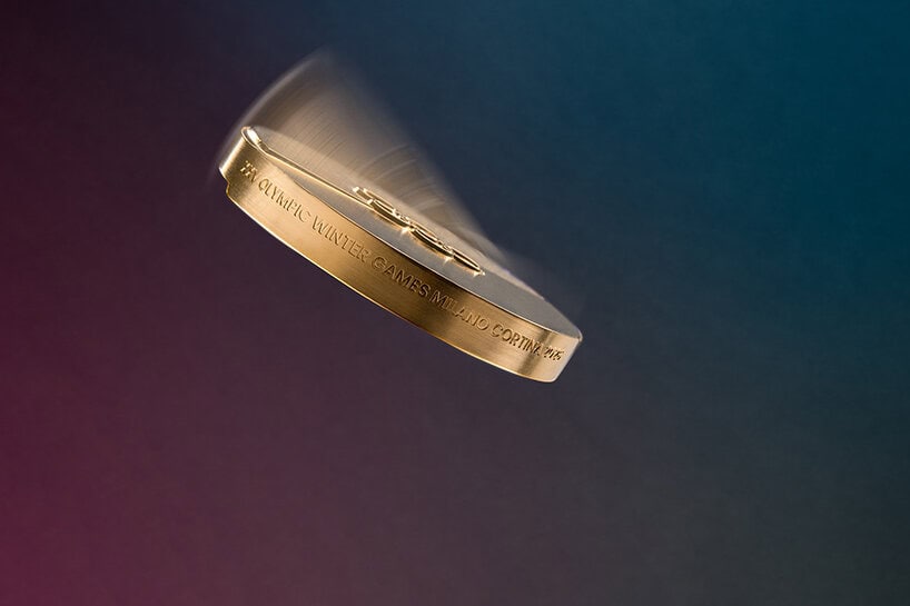 Una vista detallada de las medallas de los Juegos Olímpicos de Invierno Milán Cortina 2026 con su diseño dividido en dos mitades.