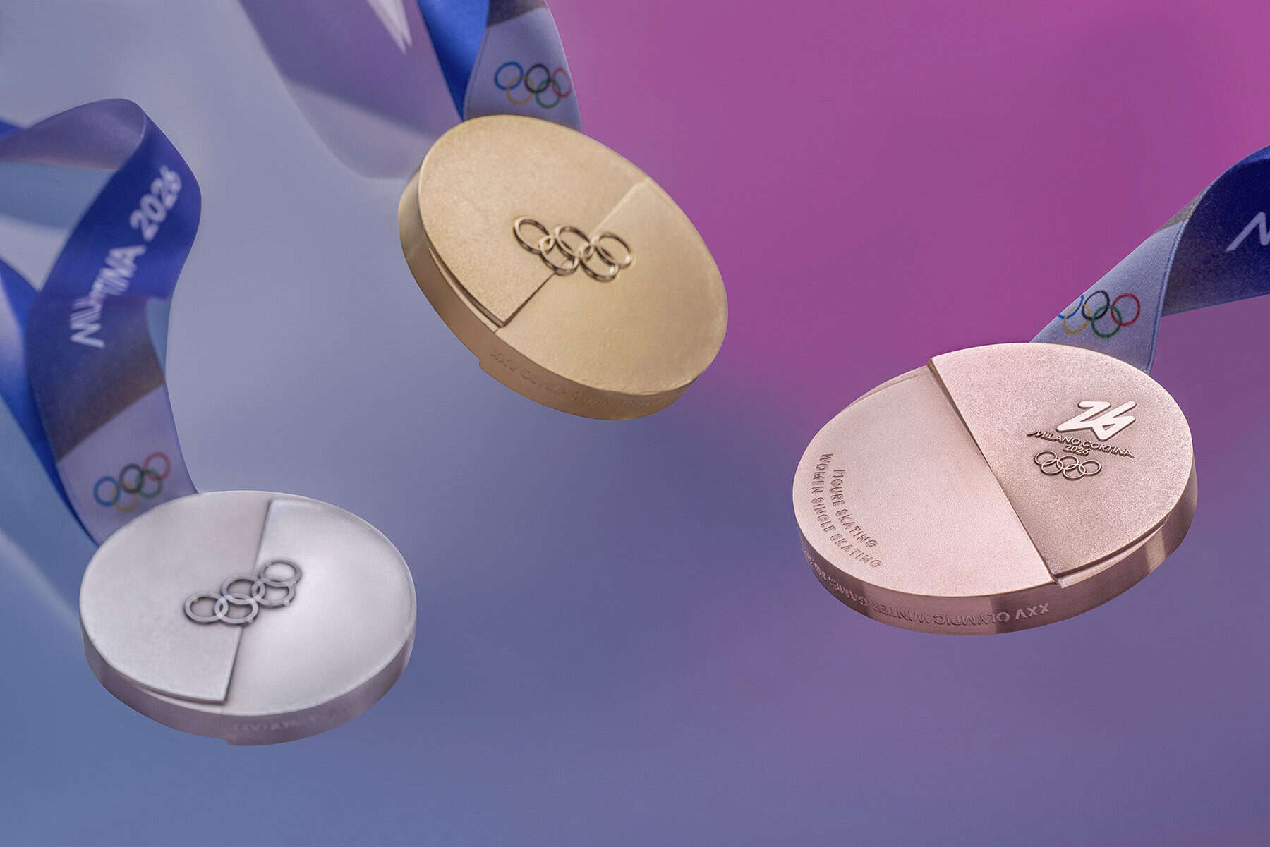 Detalles de las texturas contrastantes de las medallas de los Juegos Olímpicos de Invierno Milán Cortina 2026.